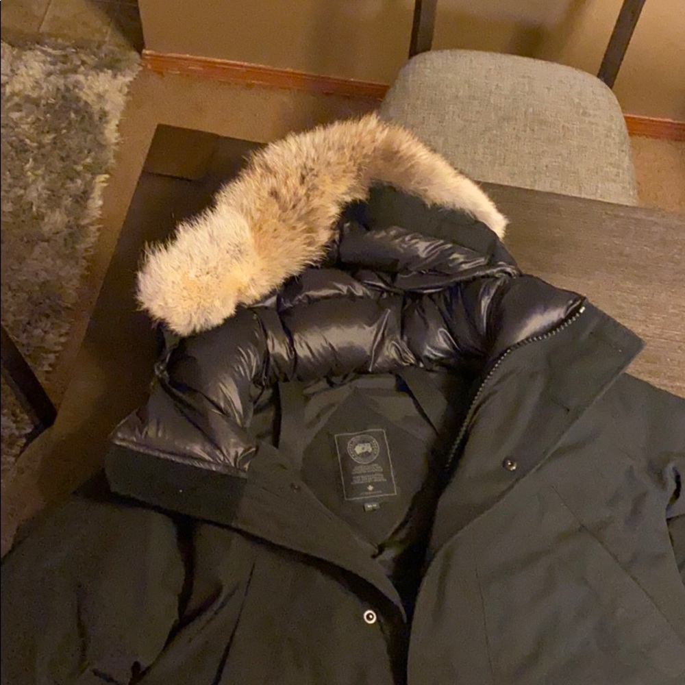 Canada goose parka size XS but fits medium